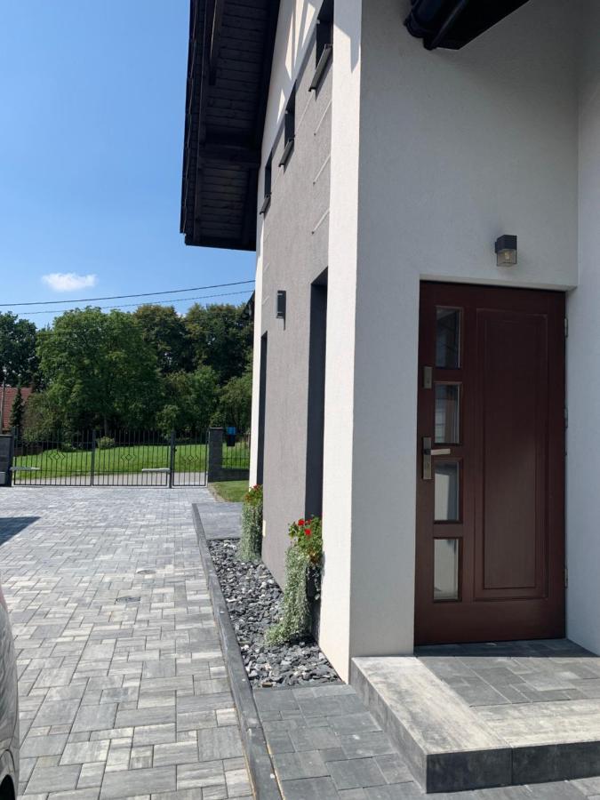 Cozy 2-Bedroom Vacation Apartment With Entire Top Floor Gaj  Екстер'єр фото